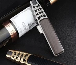 Merkloos Turbo Jetflame Aansteker - Gasbrander - Vuurwerk Torch - Crème Brûlée Brander - BBQ En Sigaren Aansteker - Windproof - Carbon Met Goudkleurige Metalen Behuizing -Keukengrill Winkel 1200x1028