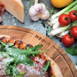 Boska Pizzaplank Friends L - BBQ Accessoires - Eikenhout - Handige Opvanggeul - Ø 34 Cm -Keukengrill Winkel 1200x1200 363