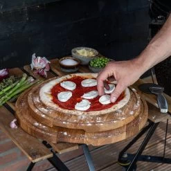 Boska Pizzaplank Friends L - BBQ Accessoires - Eikenhout - Handige Opvanggeul - Ø 34 Cm -Keukengrill Winkel 1200x1200 371