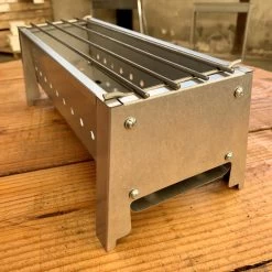 Spiedini Saté-bbq Bali 40 Mini - Kleine, Smalle Houtskoolbarbecue Met Horizontaal Rooster Voor Sate Of Andere Spiesjes - 40 Cm Lang, 11 Cm Breed, 14 Cm Hoog - Ideaal Voor Tuin- Of Open Haard, Of Balkon - Materiaal: Gealuminiseerd Ijzer -Keukengrill Winkel 1200x1200 505