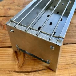 Spiedini Saté-bbq Bali 40 Mini - Kleine, Smalle Houtskoolbarbecue Met Horizontaal Rooster Voor Sate Of Andere Spiesjes - 40 Cm Lang, 11 Cm Breed, 14 Cm Hoog - Ideaal Voor Tuin- Of Open Haard, Of Balkon - Materiaal: Gealuminiseerd Ijzer -Keukengrill Winkel 1200x1200 506