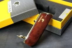 Cohiba® Sigarenaansteker - Sigarenboor - Sigaren - Sigaar - Cohiba Aansteker - Sigarenboor - Sigaren Accessoires - Sigarenknipper - Sigaar Aansteker - Cohiba - Incl. Luxe Geschenkdoos - Rood -Keukengrill Winkel 1200x800 1