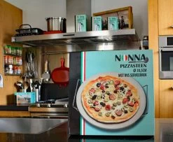 Nonna Pizzasteen Ø30,5 Met RVS Serveerrek - Stenen Pizzaplaat / Ovenplaat (11mm Dik) Voor Oven En Barbecue (BBQ) - Maximaal 600 Graden Celcius 9 Nonna Pizzasteen Ø30,5 Met RVS Serveerrek - Stenen Pizzaplaat / Ovenplaat (11mm Dik) Voor Oven En Barbecue (BBQ) - Maximaal 600 Graden Celcius -Keukengrill Winkel 1200x985 2