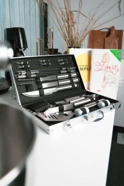 Sens Design BBQ Accesoires - 18 Delig - BBQ Gereedschapset Koffer -Keukengrill Winkel 801x1200