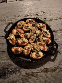 Valhal Outdoor Skillet / Plancha / Koekenpan - Gietijzer - Diameter 35cm, Twee Handvatten, VH35F 25 Valhal Outdoor Skillet / Plancha / Koekenpan - Gietijzer - Diameter 35cm, Twee Handvatten, VH35F -Keukengrill Winkel 900x1200 4